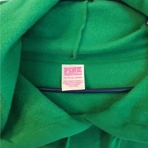 Girls hoody w/ side pockets.
